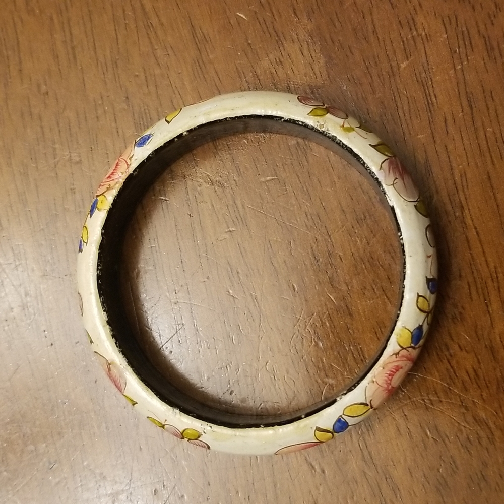 $5 ITEM. Beautiful vintage wooden bracelet 💚 MUST BE BUNDLED WITH OTHER ITEMS - Picture 6 of 8